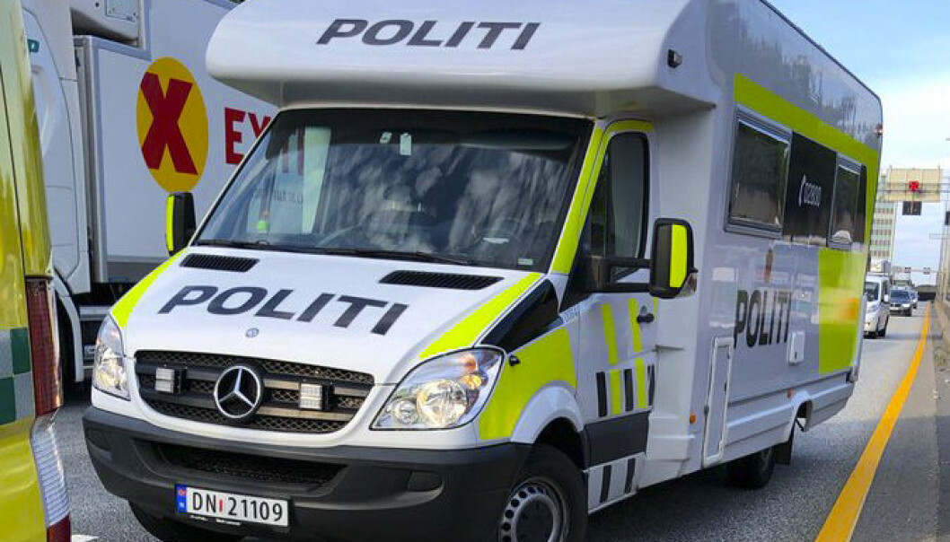 Politibobilen blir ifølge politiet i Oslo vanligvis brukt som politipost rundt i bydelene, men fikk torsdag ettermiddag i oppgave å følge opp en MC-fører etter velt. Politiet måtte til slutt legge ut bilde av bobilen på Twitter etter pågang og etterspørsel fra publikum på sosiale medier. Politibobilen blir ifølge politiet i Oslo vanligvis brukt som politipost rundt i bydelene, men fikk torsdag ettermiddag i oppgave å følge opp en MC-fører etter velt. Politiet måtte til slutt legge ut bilde av bobilen på Twitter etter pågang og etterspørsel fra publikum på sosiale medier.