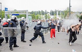 Politiet med tåregass mot steinkastende demonstranter på Furuset. Samtidig fikk Sian holde på i fred