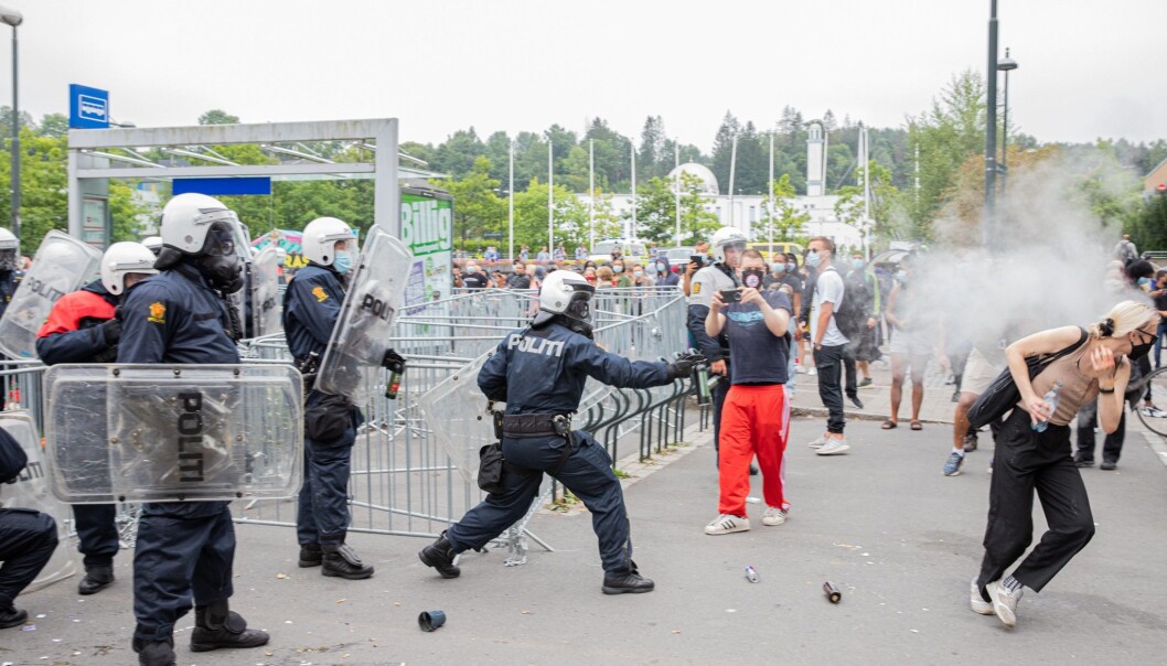 Her får en av demonstrantene mot Sian sprayet politiets tåregass rett i ansiktet. En person ble pågrepet for vold mot politiet. Her får en av demonstrantene mot Sian sprayet politiets tåregass rett i ansiktet. En person ble pågrepet for vold mot politiet.