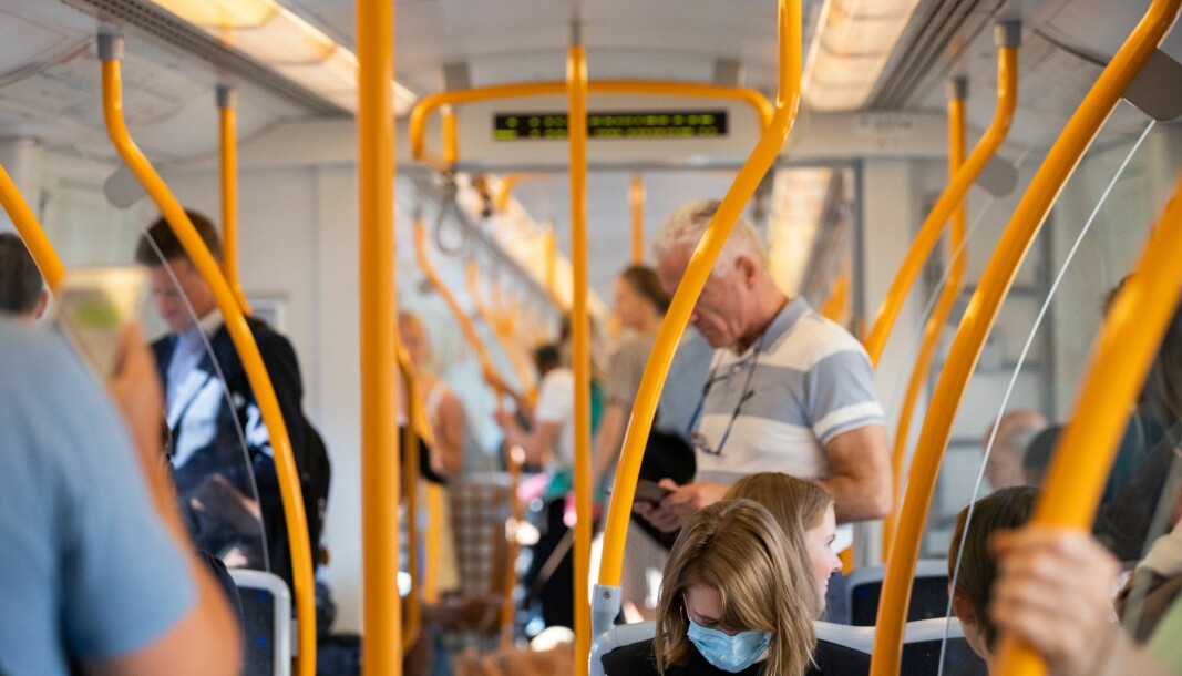 Mange er flinke til å bruke munnbind på t-banen om dagen, som nå er påbudt både i kollektivtrafikken og alle andre offentlige steder innendørs hvor det ikke er mulig å overholde én-metersregelen.