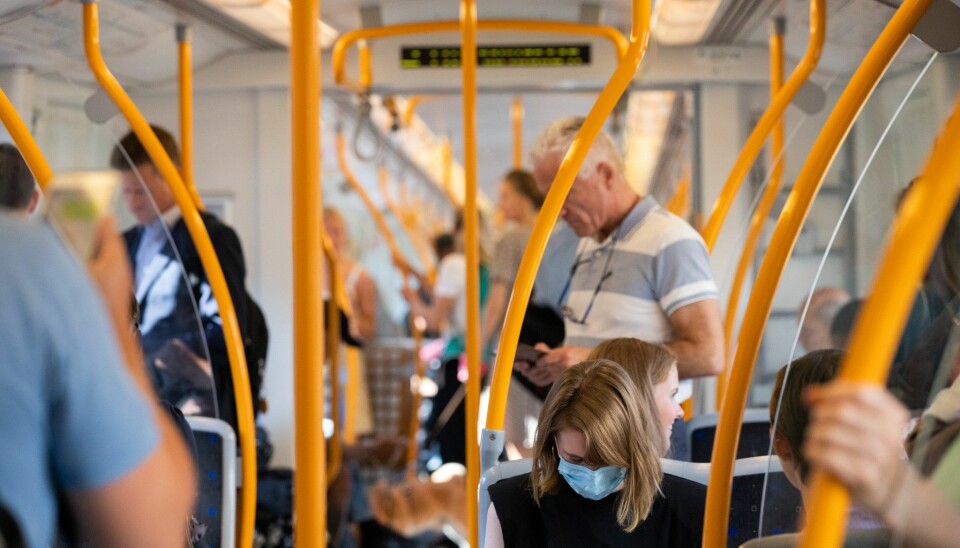God avstand mellom passasjerer både med og uten maske da VårtOslo tok T-banen mandag ettermiddag.