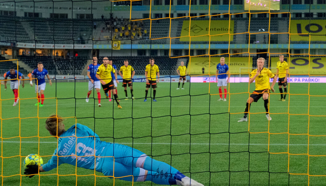 Kristoffer Klaesson redder mesterlig straffe fra Starts Erik Schulze i andre omgang. Kristoffer Klaesson redder mesterlig straffe fra Starts Erik Schulze i andre omgang.
