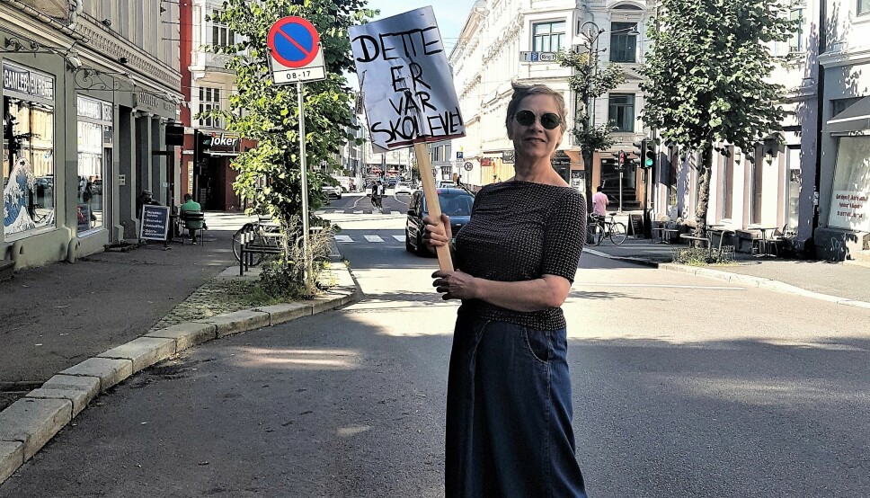 Anette Eggan Laskemoen og andre naboer til Schweigaards gate har satt i gang en plakataksjon for å sikre skoleveien for elevene ved Gamlebyen skole.