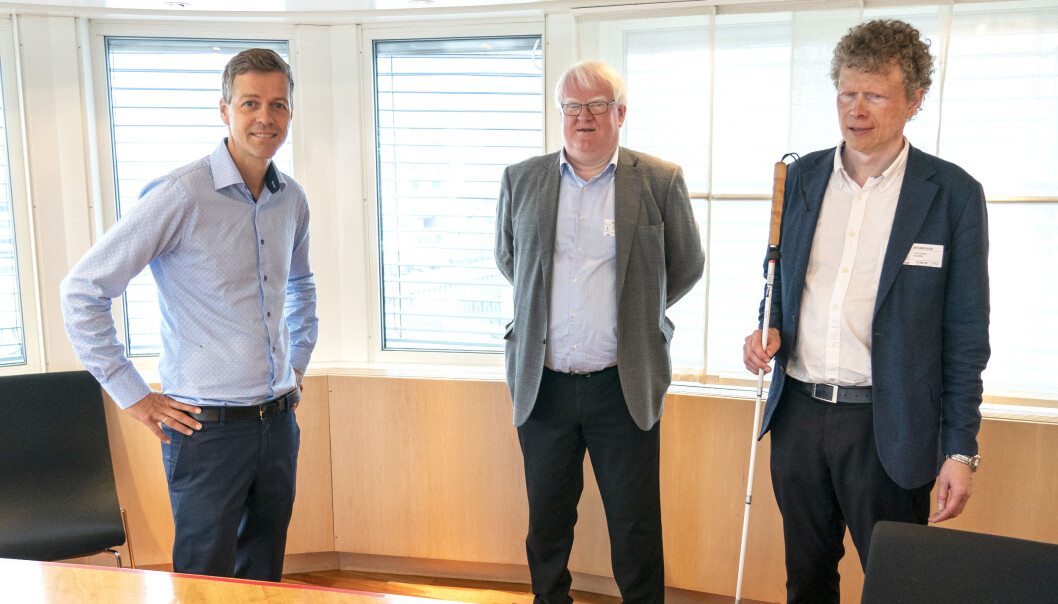 Samferdselsminister Knut Arild Hareide (t.v.) møtte Blindeforbundets Terje Andre Olsen (i midten) og Sverre Fuglerud onsdag. Samferdselsminister Knut Arild Hareide (t.v.) møtte Blindeforbundets Terje Andre Olsen (i midten) og Sverre Fuglerud onsdag.