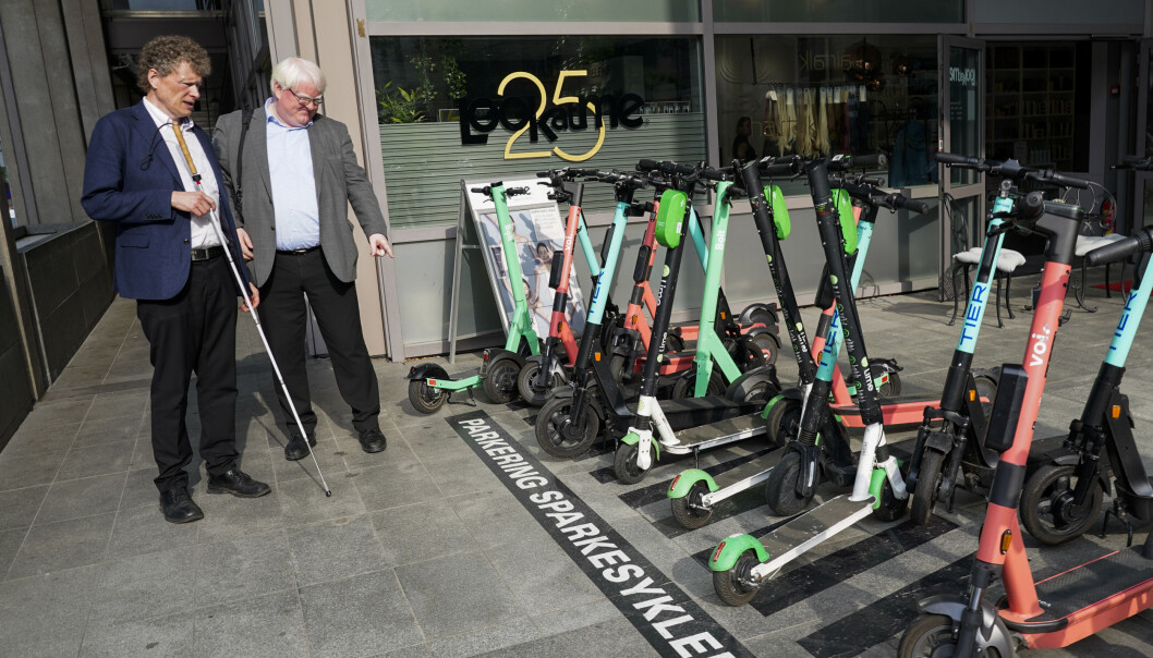 Blindeforbundets leder Terje Andre Olsen (t.h) og leder for samfunnskontakt Sverre Fuglerud ved parkering for elsparkesykler i Akersgata. De vil at elsparkesykler bare skal kunne parkeres på oppmerkede plasser. Blindeforbundets leder Terje Andre Olsen (t.h) og leder for samfunnskontakt Sverre Fuglerud ved parkering for elsparkesykler i Akersgata. De vil at elsparkesykler bare skal kunne parkeres på oppmerkede plasser.