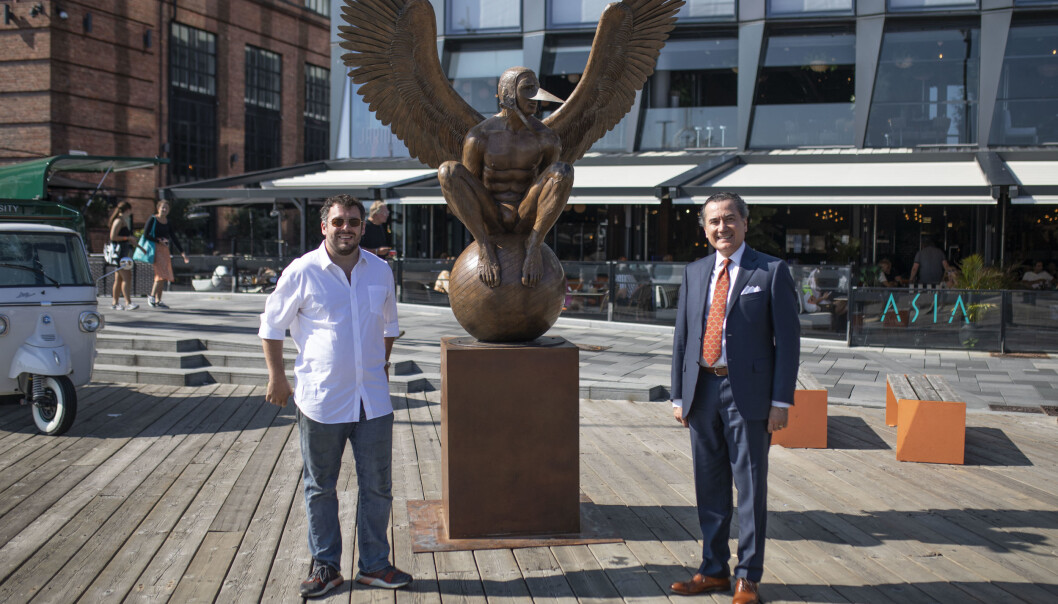 Prosjektansvarlig Ernesto Malda og ambassadør Ulises Canchola fra den meksikanske ambassaden i Oslo poserer foran skulpturen "Bernardo Oriental". Prosjektansvarlig Ernesto Malda og ambassadør Ulises Canchola fra den meksikanske ambassaden i Oslo poserer foran skulpturen "Bernardo Oriental".