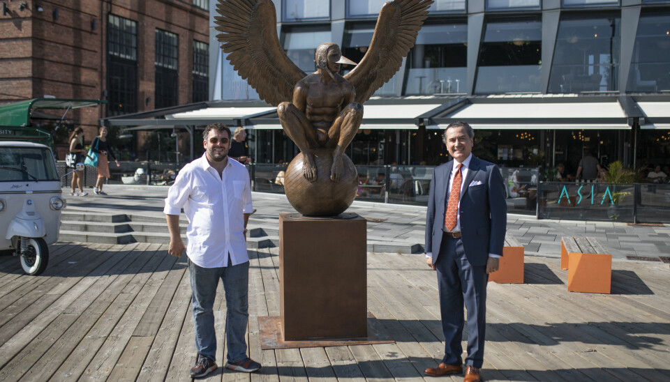 Prosjektansvarlig Ernesto Malda og ambassadør Ulises Canchola fra den meksikanske ambassaden i Oslo poserer foran skulpturen 'Bernardo Oriental'.