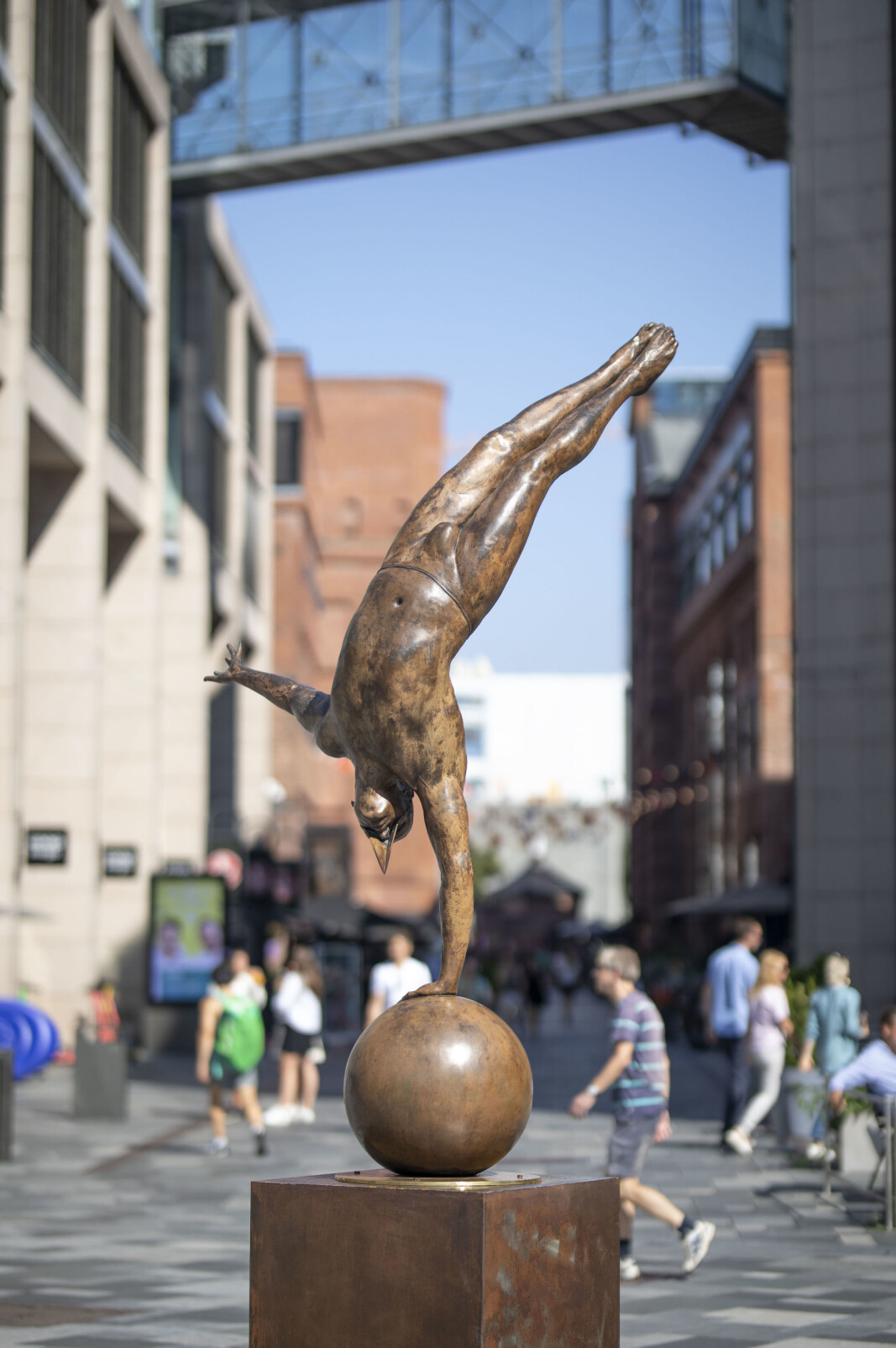 Skulpturen «Equilibrista en un Brazo» på Bryggetorget. Skulpturen «Equilibrista en un Brazo» på Bryggetorget.