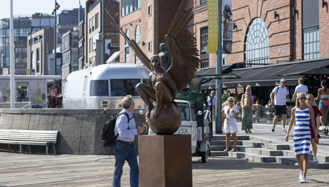 De nye statuene blir nysgjerrig studert av sommervarme forbipasserende. De nye statuene blir nysgjerrig studert av sommervarme forbipasserende.