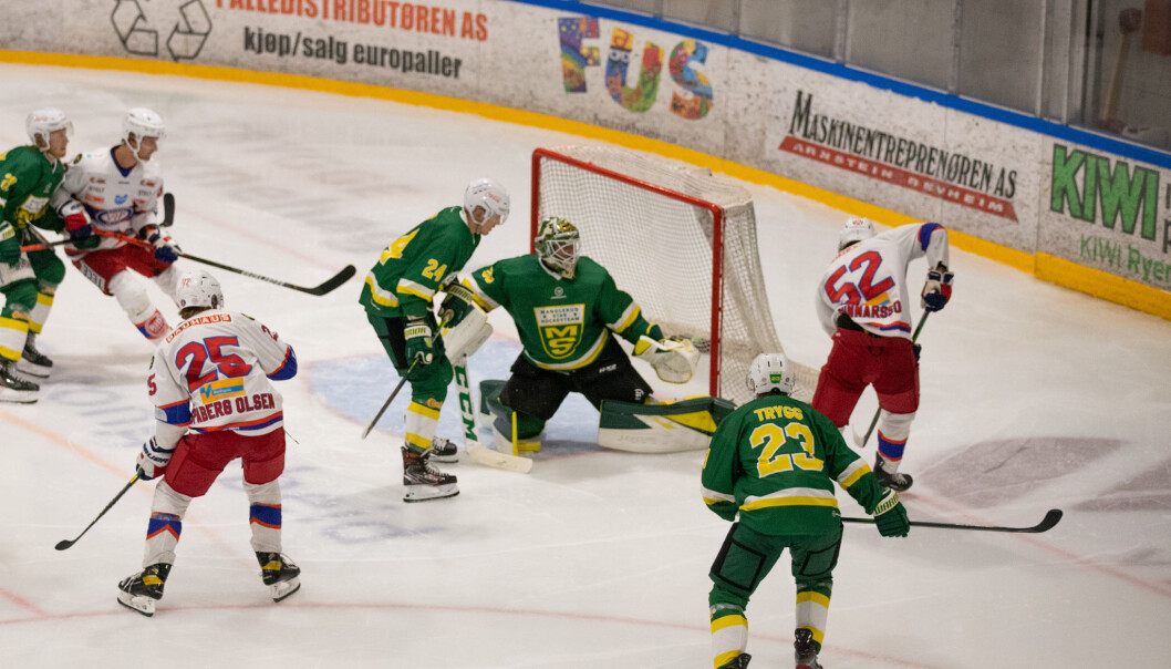 MS har en matchvinner i keeper Lars Haugen, her er det Filip Gunnarsson som prøver seg. MS har en matchvinner i keeper Lars Haugen, her er det Filip Gunnarsson som prøver seg.