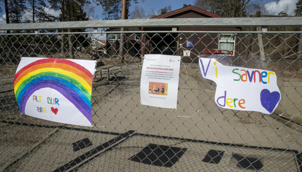 I mange barnehager ble det hengt opp plakater og tegninger laget av barna, med blant annet regnbuemotiver og teksten «Alt blir bra».
