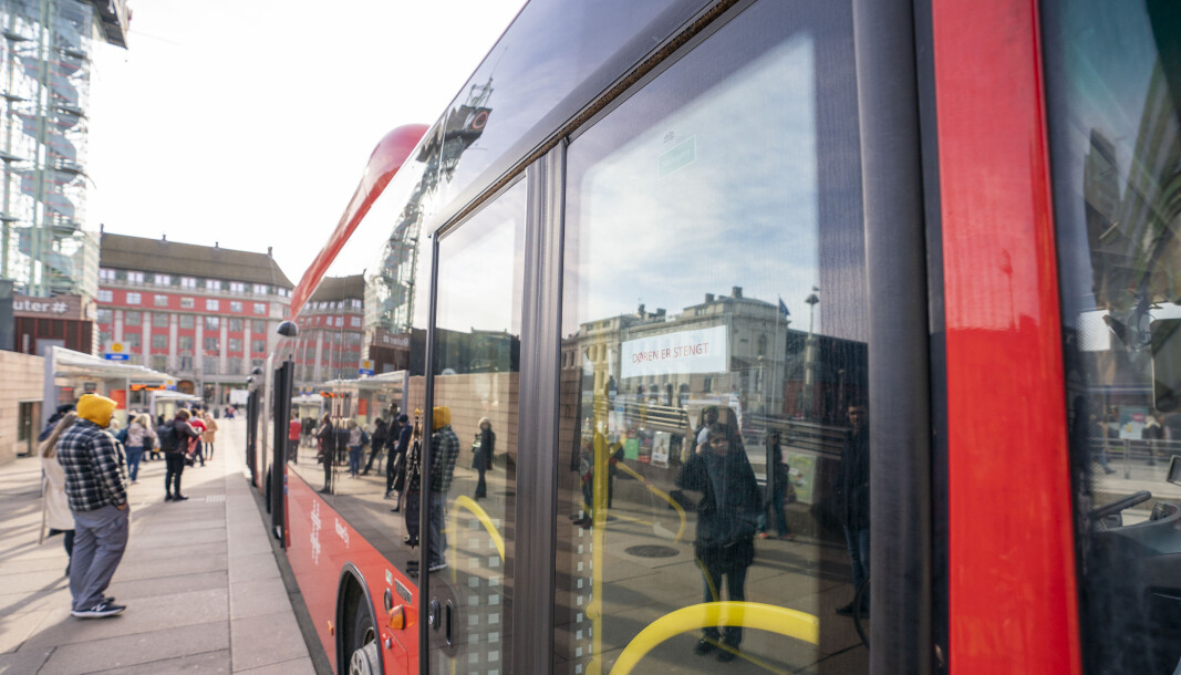 Ruter sine busser og trikker holder sine framdører på grunn av koronavirus utbruddet i Oslo. Dette for å verne sjåførene mot eventuell korona smitte. Ruter sine busser og trikker holder sine framdører på grunn av koronavirus utbruddet i Oslo. Dette for å verne sjåførene mot eventuell korona smitte.