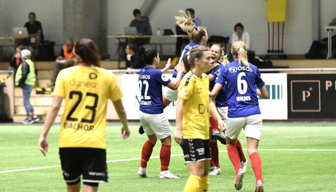 Vålerenga-spillerne jubler og Lillestrøm fortviler etter at Oslolaget har tatt ledelsen 1-0. Vålerenga-spillerne jubler og Lillestrøm fortviler etter at Oslolaget har tatt ledelsen 1-0.