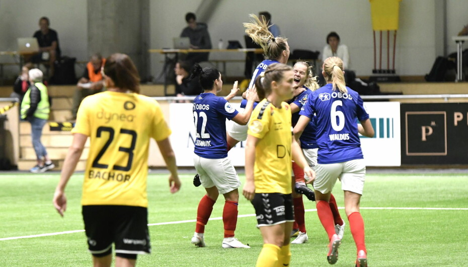 Vålerenga-spillerne jubler og Lillestrøm fortviler etter at Oslolaget har tatt ledelsen 1-0.