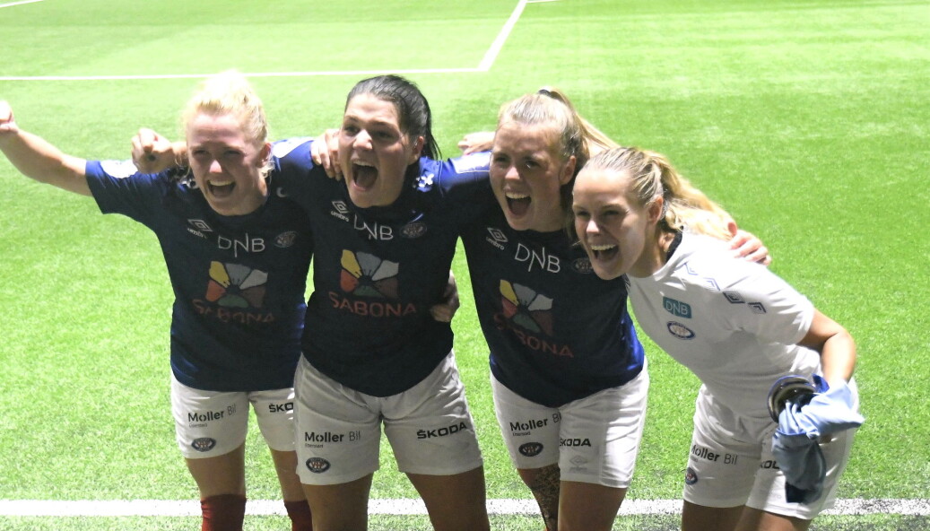 Rikke Marie Madsen, Dejana Stefanovic, Ingibjörg Sigurdardottir og Andrine Tomter jubler etter å ha slått erkerivalen Lillestrøm 3-1 lørdag ettermiddag. Rikke Marie Madsen, Dejana Stefanovic, Ingibjörg Sigurdardottir og Andrine Tomter jubler etter å ha slått erkerivalen Lillestrøm 3-1 lørdag ettermiddag.