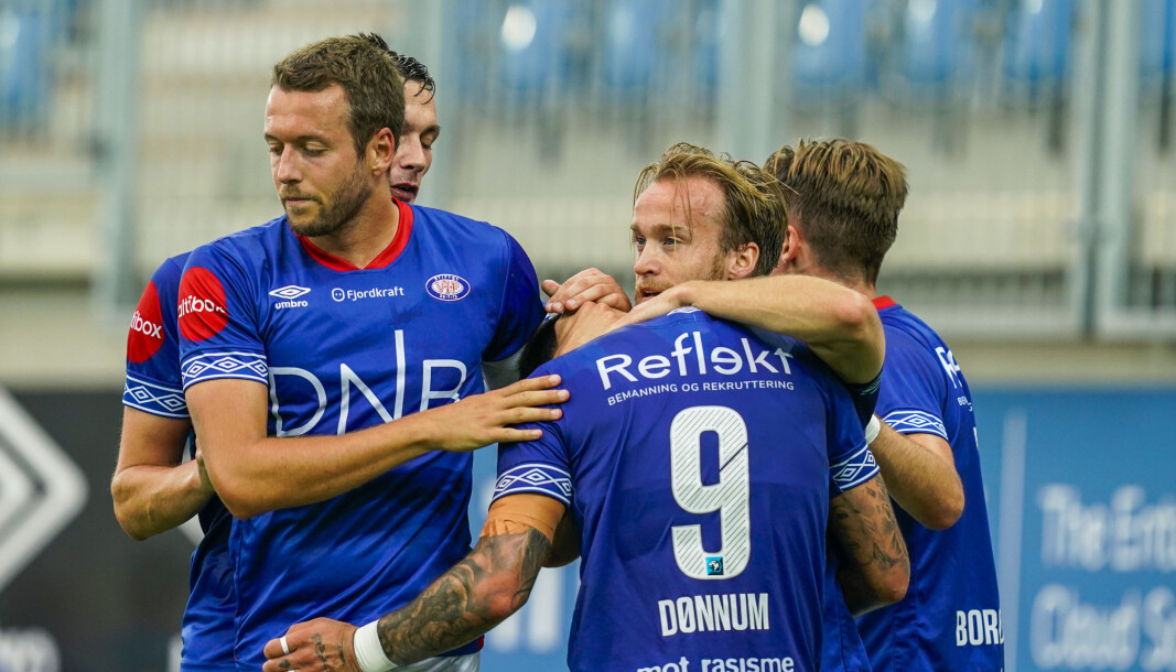 Vålerengaspillerne jubler for scoringen til Bård Finne under eliteseriekampen i fotball mellom Vålerenga og Sandefjord på Intility Arena i Oslo. Vålerengaspillerne jubler for scoringen til Bård Finne under eliteseriekampen i fotball mellom Vålerenga og Sandefjord på Intility Arena i Oslo.