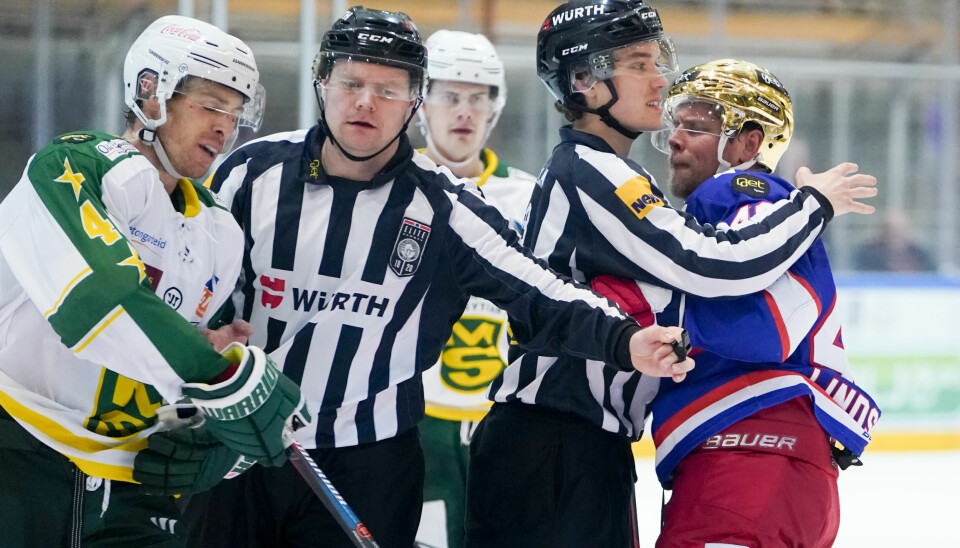 Mangleruds David Booth (t.v) i klammeri med Tobias Lindström under eliteseriekamp i ishockey mellom Vålerenga og Manglerud i forrige sesong.