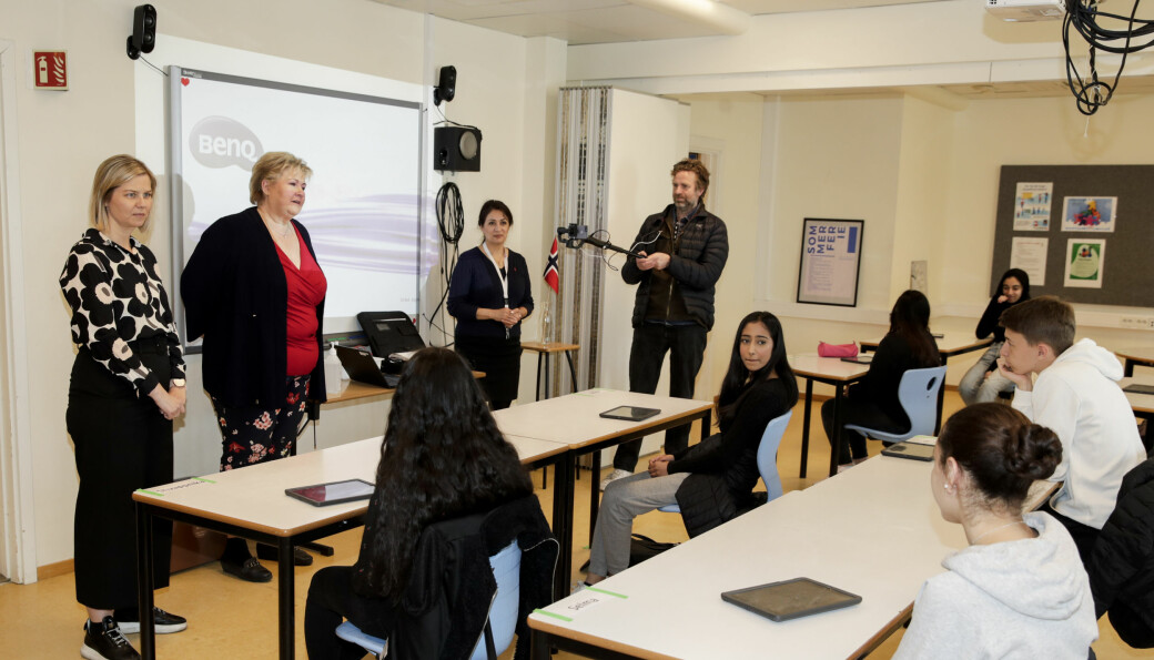Statsminister Erna Solberg (H) og kunnskaps- og integreringsminister Guri Melby (V) besøker 10. trinn på Apalløkka skole i mai i år.