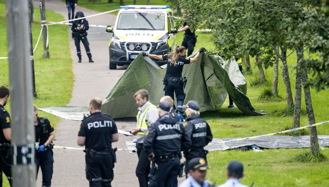 Nødetatene ved Fossumkroken på Stovner der en person skal ha blitt knivstukket i ettermiddag. Nødetatene ved Fossumkroken på Stovner der en person skal ha blitt knivstukket i ettermiddag.