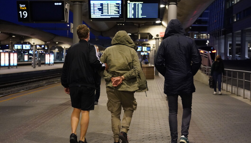 Politifolk med mannen som ble pågrepet etter bombetrusselen mot Oslo S. Politifolk med mannen som ble pågrepet etter bombetrusselen mot Oslo S.