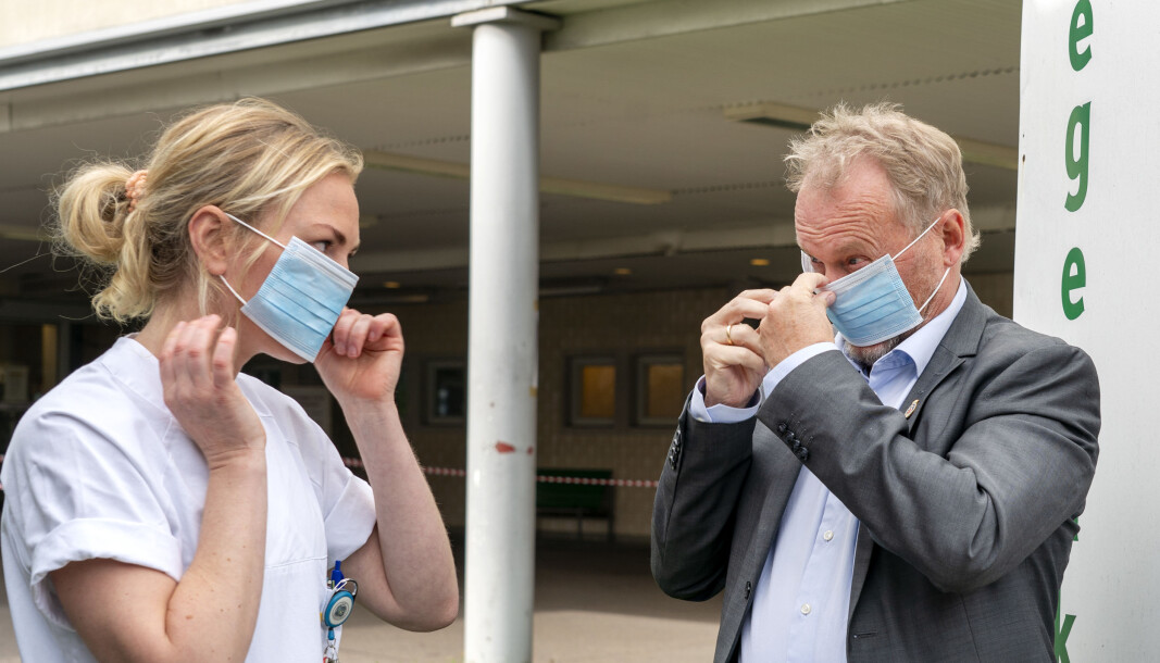Byrådsleder Raymond Johansen tar på seg munnbind sammen med sykepleier Ingrid Frøshaug Forbord under besøk på koronateststasjonen utenfor Aker legevakt. Byrådsleder Raymond Johansen tar på seg munnbind sammen med sykepleier Ingrid Frøshaug Forbord under besøk på koronateststasjonen utenfor Aker legevakt.