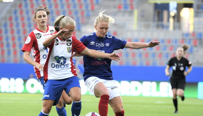 I første omgang slet Vålerenga-spillerne med å skape de store sjansene. Her er det Rikke Madsen som stoppes av Lyn-forsvaret. I første omgang slet Vålerenga-spillerne med å skape de store sjansene. Her er det Rikke Madsen som stoppes av Lyn-forsvaret.