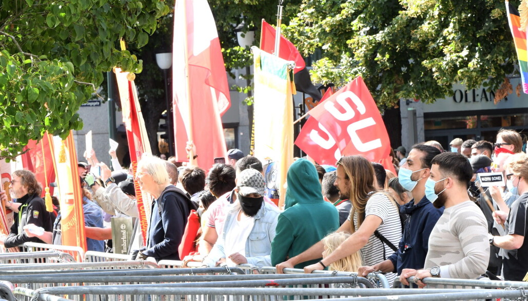 Flere hundre motdemonstranter møtte opp for å vise sin motstand mot Sian. Flere hundre motdemonstranter møtte opp for å vise sin motstand mot Sian.