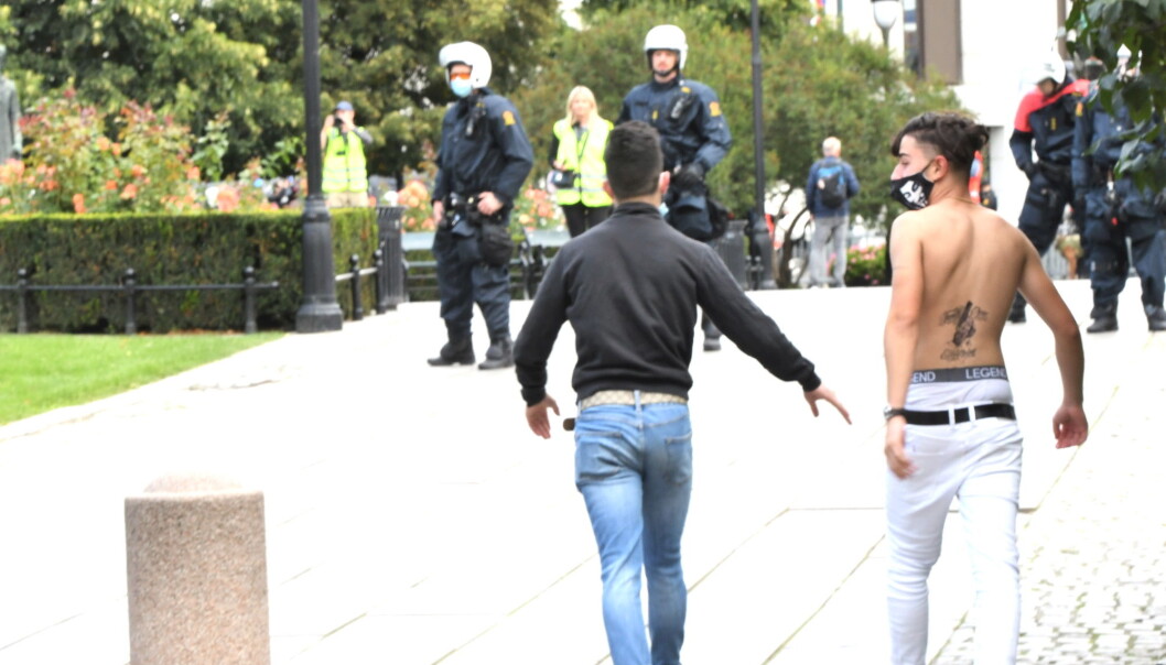 Mot slutten av Sian-markeringen kom unge motdemonstranter seg gjennom sperringene. De ble raskt stanset av politiet. Mot slutten av Sian-markeringen kom unge motdemonstranter seg gjennom sperringene. De ble raskt stanset av politiet.