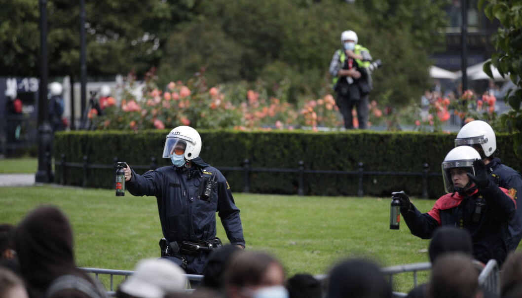 Mot slutten av Sian-markeringen brukte politiet tåregass mot motdemonstranter. Mot slutten av Sian-markeringen brukte politiet tåregass mot motdemonstranter.
