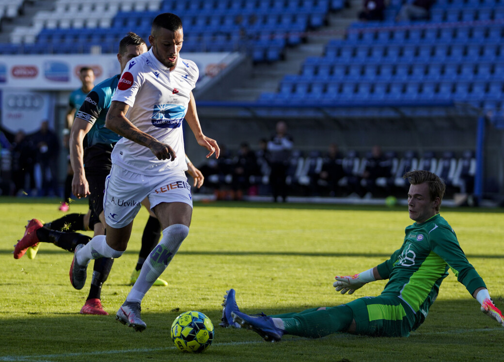 Kristoffer Klaesson og Vålerenga helt utspilt av Haugesunds Kristoffer Velde i 1. omgang. Men VIF kan igjen ha blitt snytt for poeng etter en feilaktig dommeravgjørelse. Kristoffer Klaesson og Vålerenga helt utspilt av Haugesunds Kristoffer Velde i 1. omgang. Men VIF kan igjen ha blitt snytt for poeng etter en feilaktig dommeravgjørelse.