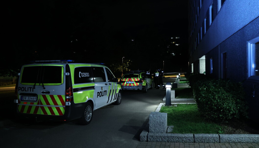 En ung mann er fraktet til sykehus etter ha blitt knivstukket ved Haugenstua rett før midnatt lørdag. En ung mann er fraktet til sykehus etter ha blitt knivstukket ved Haugenstua rett før midnatt lørdag.