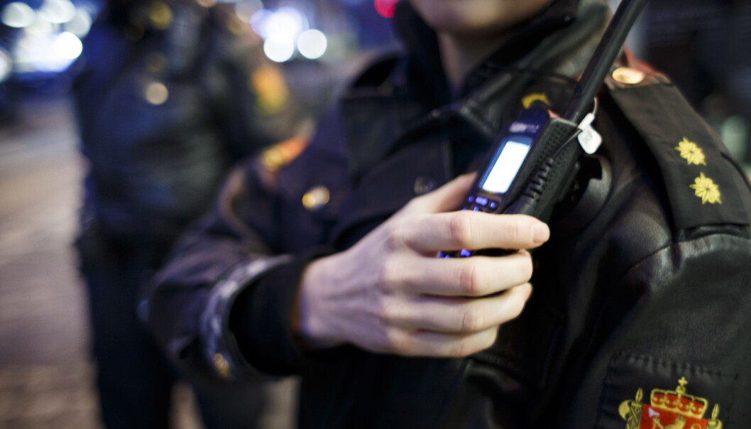 Ifølge politiet har kvinnen skader i halsen, men det er uklart hvor alvorlig hun er skadd. Ifølge politiet har kvinnen skader i halsen, men det er uklart hvor alvorlig hun er skadd.