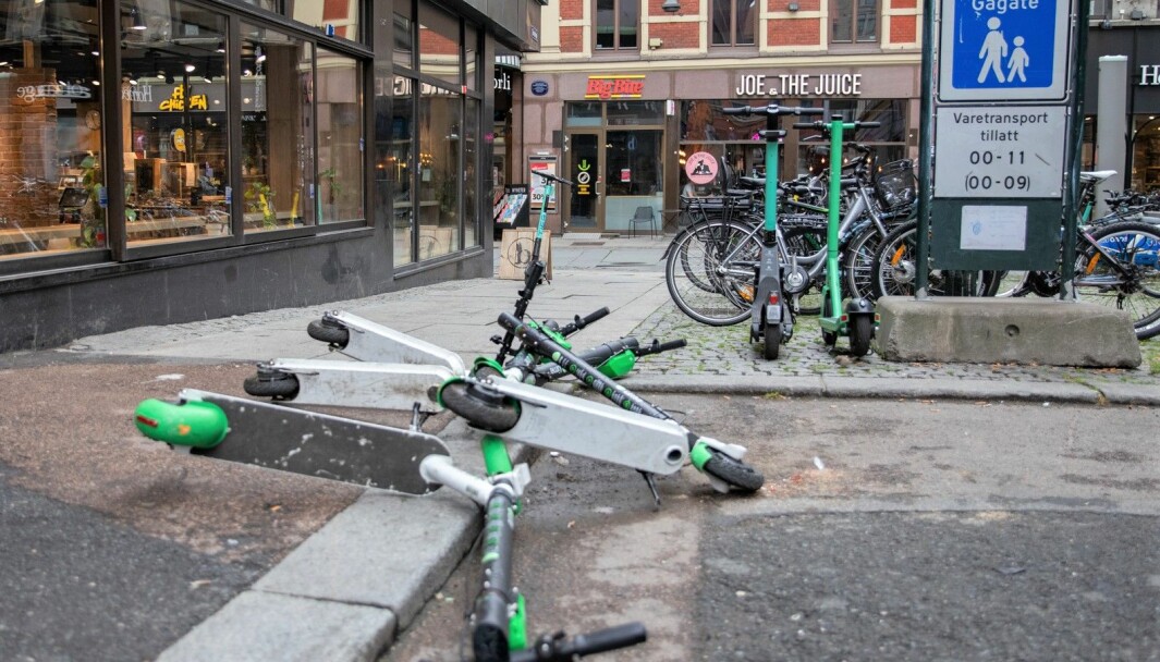 Elsparkesykler slengt på gata i Oslo sentrum. Utover våren og sommeren kan dette bli et enda vanligere syn, frykter operatører.