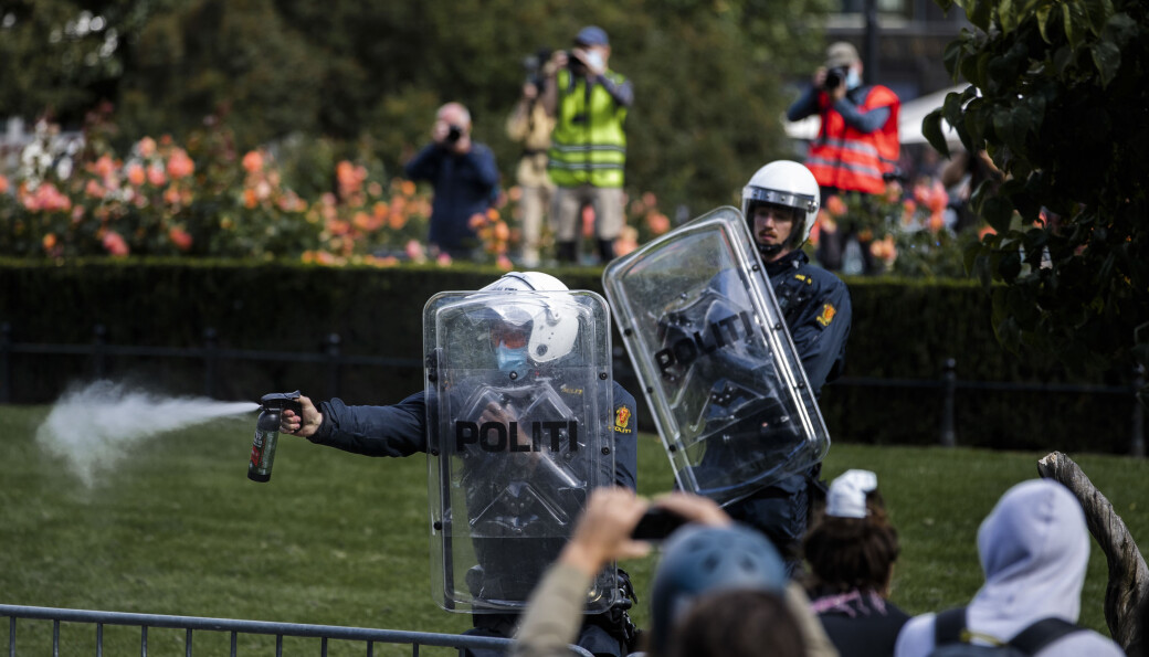 Politiet sprayer tåregass mot demonstranter under Sians markering foran Stortinget lørdag ettermiddag. Politiet sprayer tåregass mot demonstranter under Sians markering foran Stortinget lørdag ettermiddag.