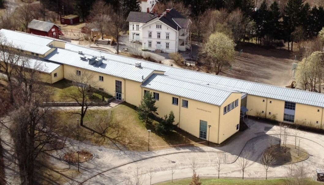 Foruten den ene ansatte med påvist koronasmitte ved Nedre Bekkelaget skole, er ytterligere tre lærere, administrasjon, AKS-ledelse, samt skoleledelsen er satt i karantene. I tillegg er 14 elever i karantene Foruten den ene ansatte med påvist koronasmitte ved Nedre Bekkelaget skole, er ytterligere tre lærere, administrasjon, AKS-ledelse, samt skoleledelsen er satt i karantene. I tillegg er 14 elever i karantene