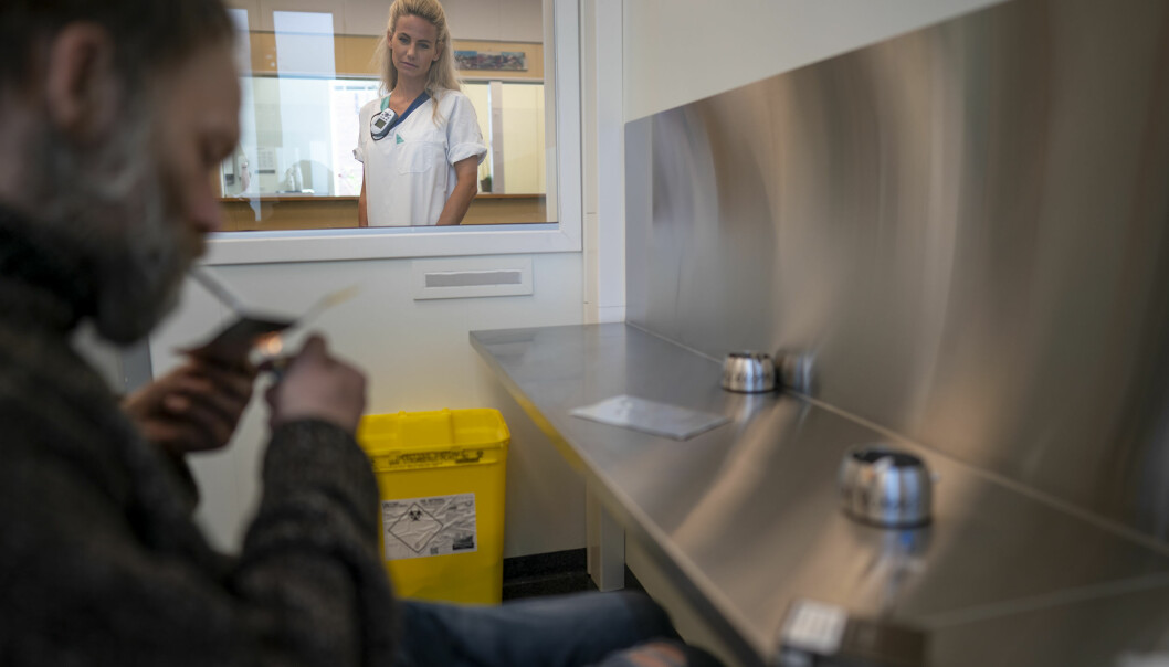 Christina Lidberg, fagansvarlig sykepleier, følge med når rusavhengige «Calle» (41) røyker heroin i et eget inhaleringsrom på Prindsen mottakssenter. Nå skal snart Oslo og Bergen teste ut heroinbasert behandling (HAB)