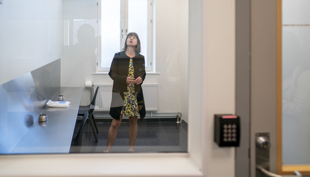Rina Mariann Hansen, byråd for arbeid, integrering og sosiale tjenester Her er hun i et inhaleringsrom for heroin som ligger vegg i vegg med sprøyterommet i Prindsen mottakssenter i Storgata. Rina Mariann Hansen, byråd for arbeid, integrering og sosiale tjenester Her er hun i et inhaleringsrom for heroin som ligger vegg i vegg med sprøyterommet i Prindsen mottakssenter i Storgata.