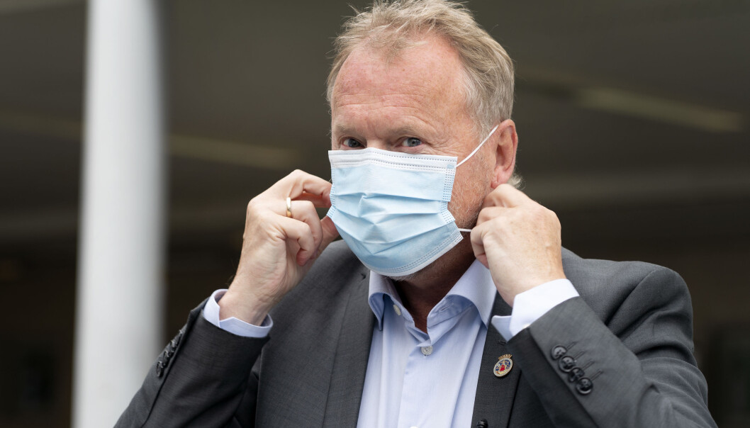 Byrådsleder Raymond Johansen tar på seg munnbind under et besøk på koronateststasjonen utenfor Aker legevakt. Byrådsleder Raymond Johansen tar på seg munnbind under et besøk på koronateststasjonen utenfor Aker legevakt.