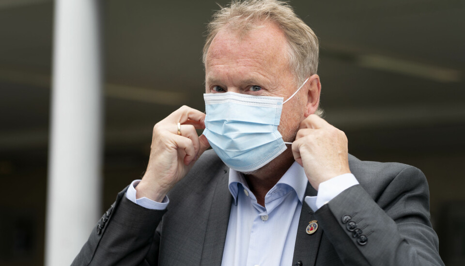 Byrådsleder Raymond Johansen tar på seg munnbind under et besøk på koronateststasjonen utenfor Aker legevakt.
