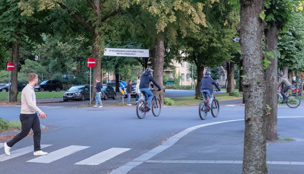Syklister i Gyldenløves gate uten sykkelfelt Bildet er tatt i august 2020 før anlegging av sykkelvei startet i gaten