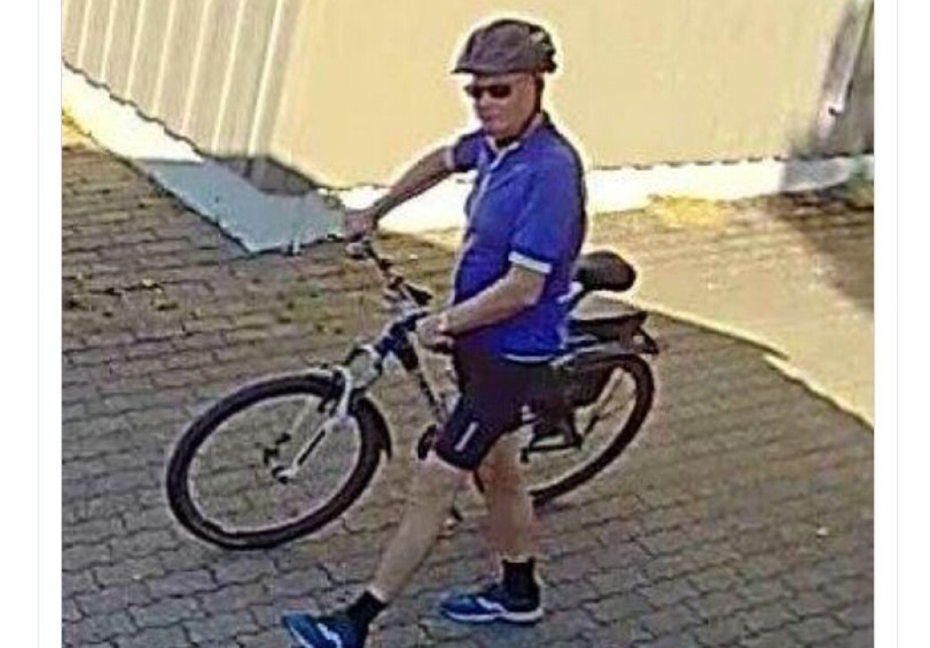 — Savnede er ikledd en blå kortermet jakke, sort kortbukse og sorte og blå sko og en sort sykkelhjelm, opplyser politiet. — Savnede er ikledd en blå kortermet jakke, sort kortbukse og sorte og blå sko og en sort sykkelhjelm, opplyser politiet.