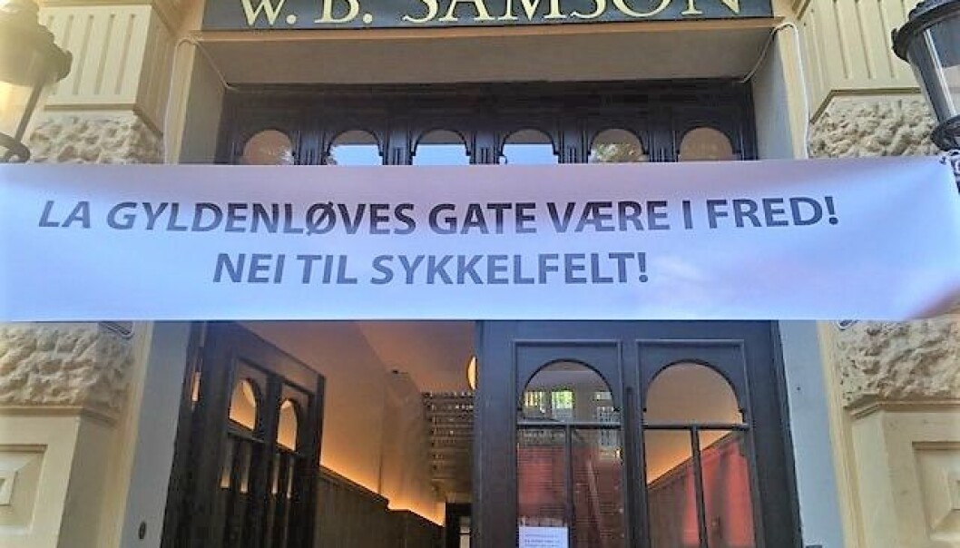 Flere steder i Gyldenløves gate har naboene hengt opp bannere for å markere motstand mot sykkelvei. Flere steder i Gyldenløves gate har naboene hengt opp bannere for å markere motstand mot sykkelvei.