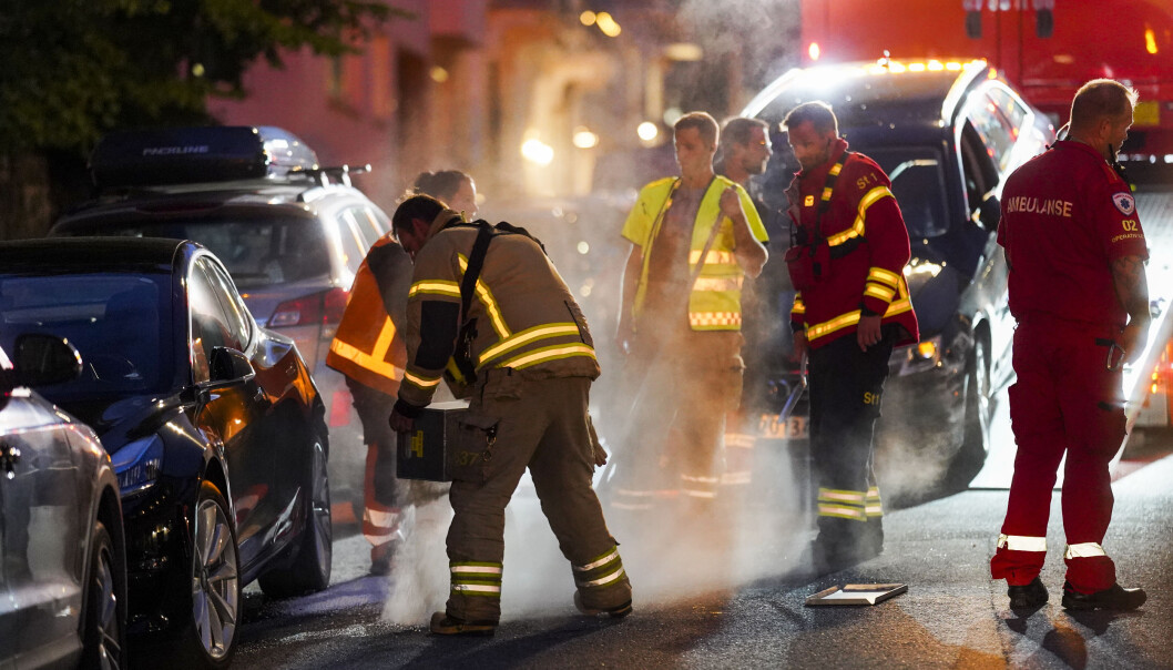 Politiet i Oslo har rykket ut med flere patruljer etter at en bil har kjørt inn i rundt 20 biler samt flere bygninger på Frogner. En person er lettere skadd. Politiet i Oslo har rykket ut med flere patruljer etter at en bil har kjørt inn i rundt 20 biler samt flere bygninger på Frogner. En person er lettere skadd.