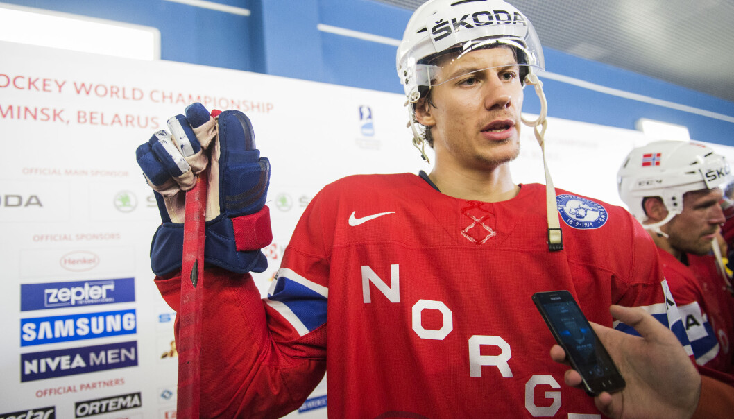 Norges Sondre Olden etter VM-kampen i ishockey mellom Norge og Sverige i Chizhovka Arena i Minsk i Hviterussland i 2014. Norges Sondre Olden etter VM-kampen i ishockey mellom Norge og Sverige i Chizhovka Arena i Minsk i Hviterussland i 2014.