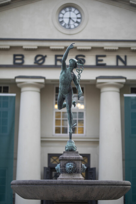 Hermes med staven balanserer foran Børsen. Foto: Olav Helland