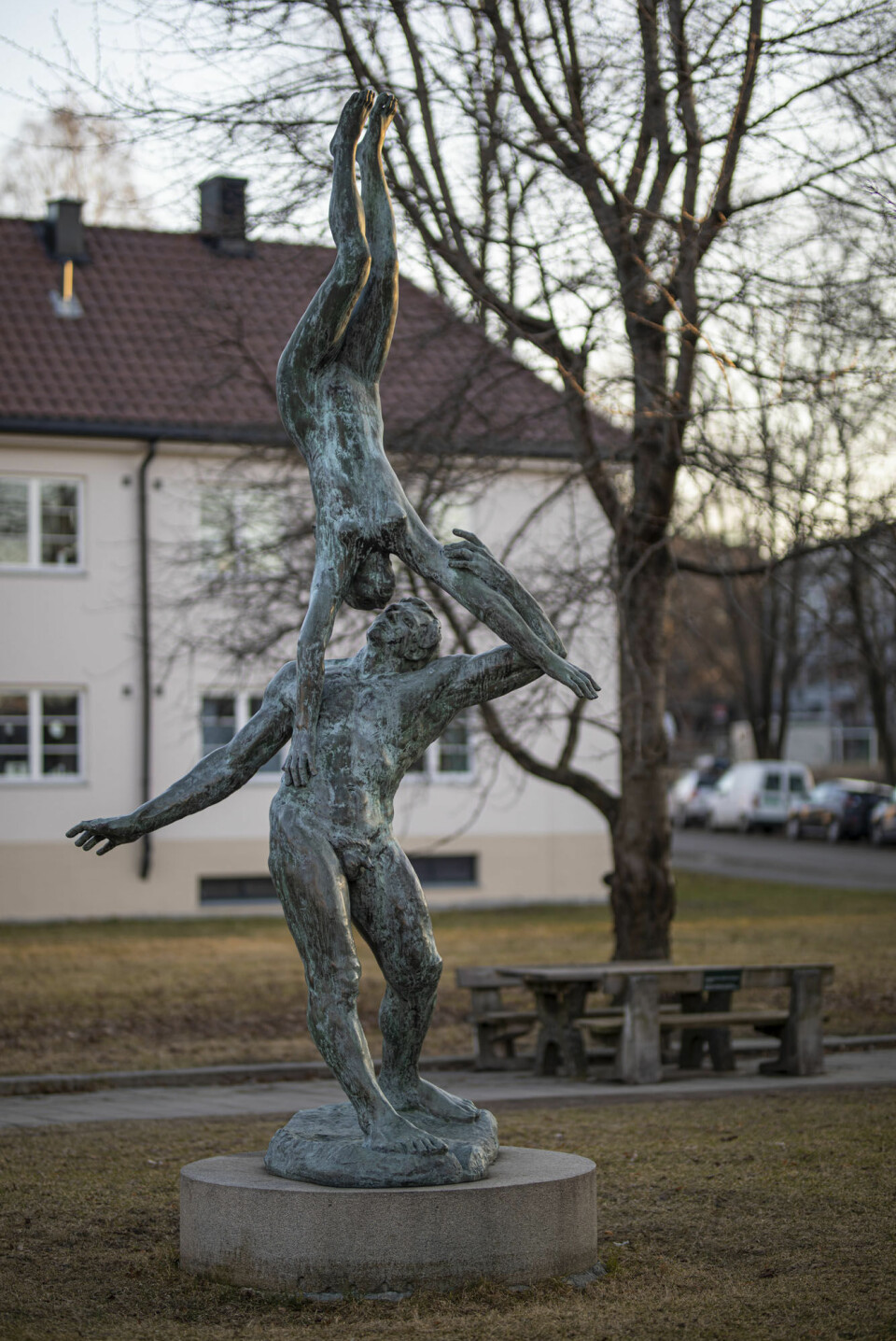 Amor og psyche danser midt på den lille plassen på Adamstuen. Foto: Olav Helland