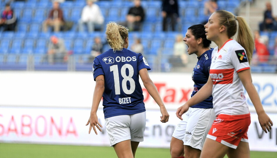 Vålerenga-damene gikk av banen uten tap for ellevte gang på rad lørdag. Her jubler Dejana Stefanovic (t.h) og Celin Bizet Ildhusøy etter Stefanovics 1-0-scoring.