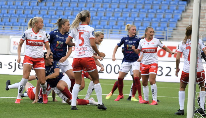 Serbiske Dejana Stefanovic (noe gjemt) scorer Vålerengas første mål lørdag ettermiddag. Serbiske Dejana Stefanovic (noe gjemt) scorer Vålerengas første mål lørdag ettermiddag.