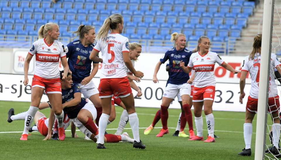 Serbiske Dejana Stefanovic (noe gjemt) scorer Vålerengas første mål lørdag ettermiddag.