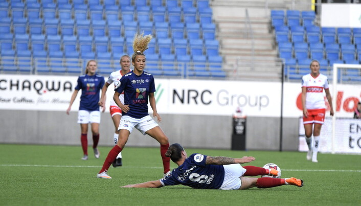 Hard laginnsats og mye jobbing ligger bak Vålerenga-damenes imponerende rekke uten serietap. Her ofrer lagkaptein Sherida Spitse alt for å stoppe en ball. Hard laginnsats og mye jobbing ligger bak Vålerenga-damenes imponerende rekke uten serietap. Her ofrer lagkaptein Sherida Spitse alt for å stoppe en ball.